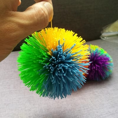色とりどりの猿のストレスボール シリコンの毛深いボール 繊細なシリコンのコッシュボール